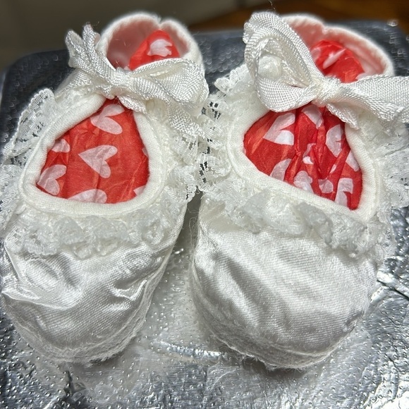 Christening booties satin & lace with ribbon ties infant size vintage 36 years - Picture 9 of 11